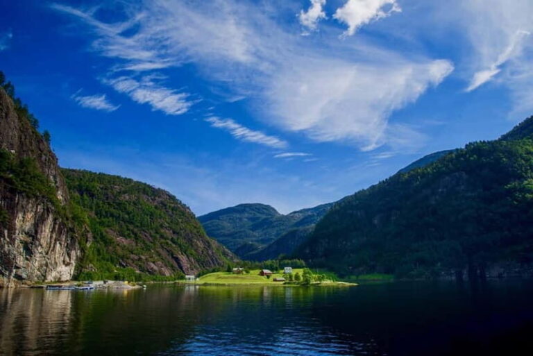Bergen: Mostraumen Fjord Cruise with Local Guide - The Food and Guide Experience