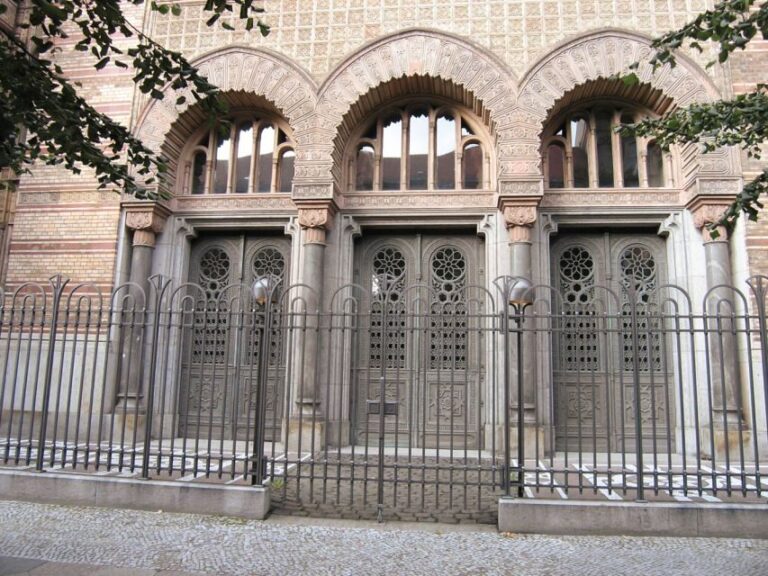 Berlin: Backyards of Berlin 2-Hour Tour - Why the Guides Make a Difference