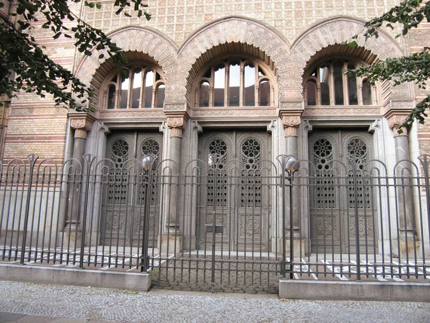 Berlin: Backyards of Berlin 2-Hour Tour - Why the Guides Make a Difference