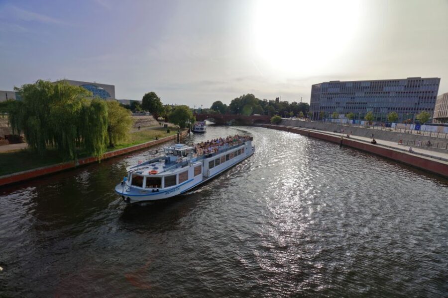 Berlin: Evening City Sightseeing Cruise - The Experience and Atmosphere