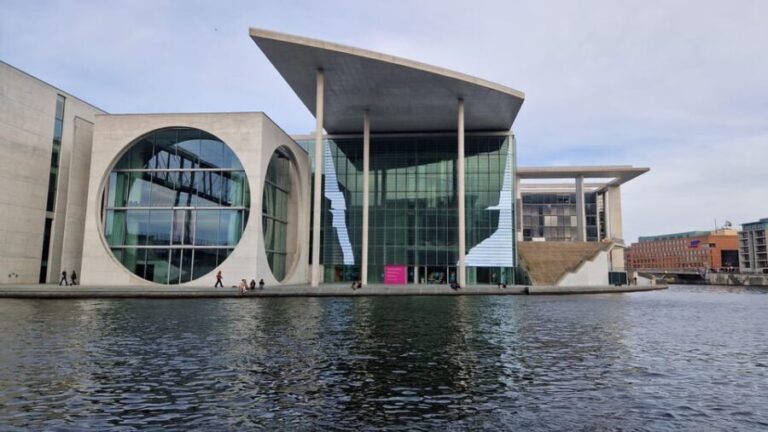 Berlin: Guided Walking Tour around the Reichstag - An In-Depth Look at the Tour Experience