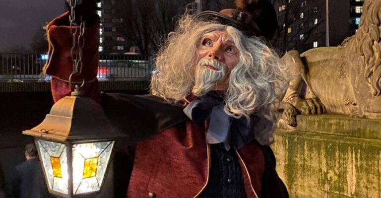 Berlin: Guided Walking Tour by Night - The Role of the Lamplighter and Actors