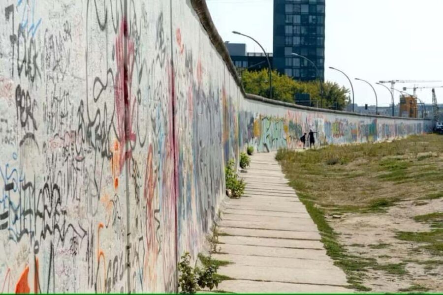 Berlin: walking tour of must-see sights - A Deep Dive into the Experience