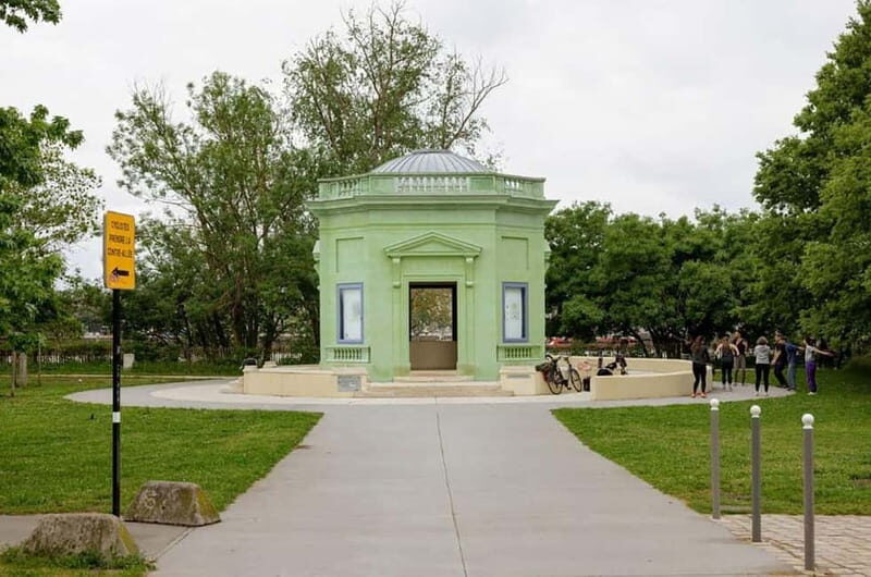 Beyond the Beaten Path: Explore Bordeauxs Right Bank - Exploring Key Landmarks