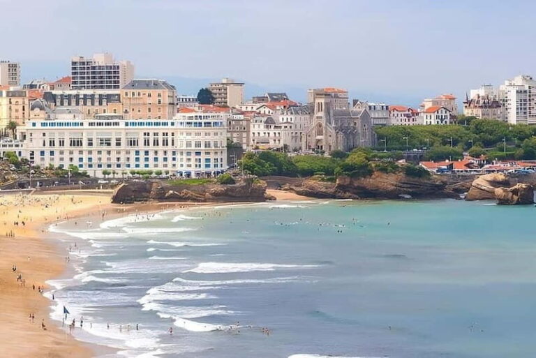 Biarritz: Walking Tour with a true native Basque ! - Exploring Biarritz’s Historic Core