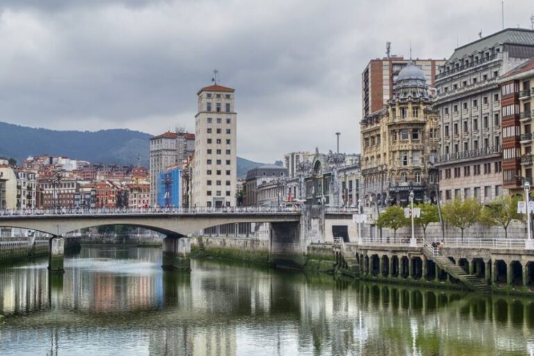 Bilbao - Private Historic walking tour - Who Is This Tour Best For?