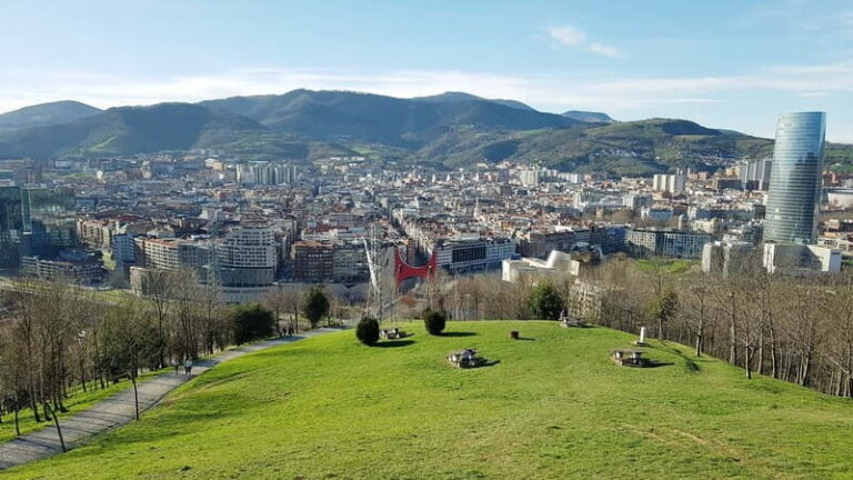 Bilbao Walking Tour and cable car in spanish - The Experience in Detail