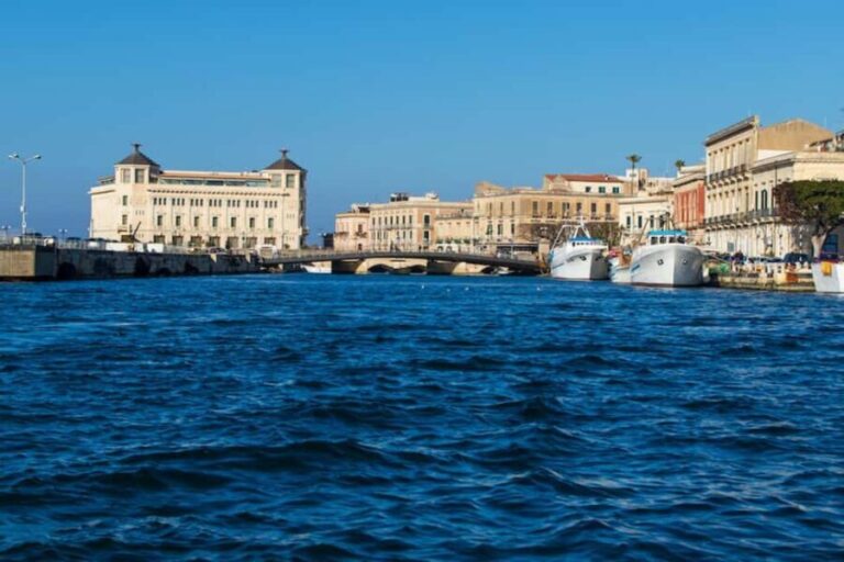 Boat tour of Ortigia at sunset with drinks included - FAQ