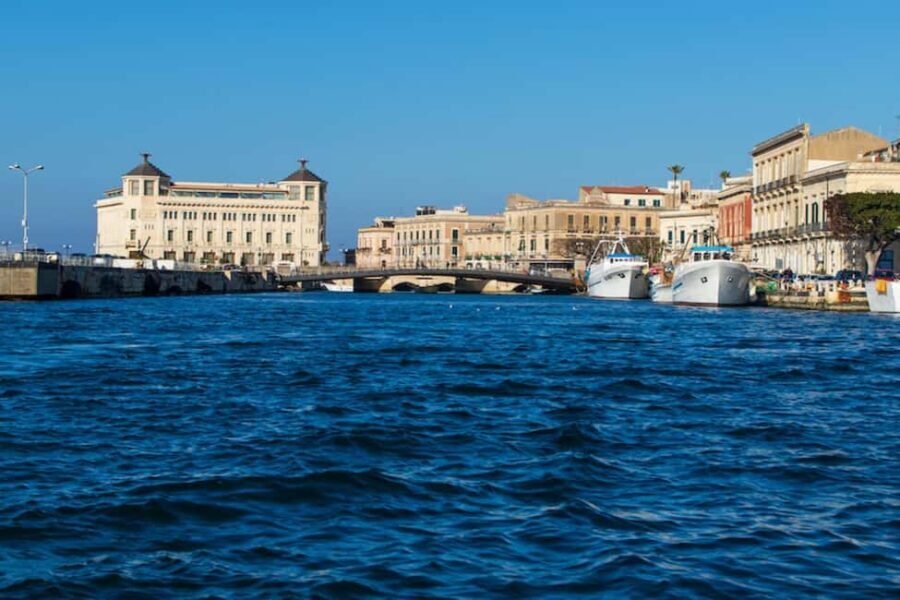Boat tour of Ortigia at sunset with drinks included - FAQ