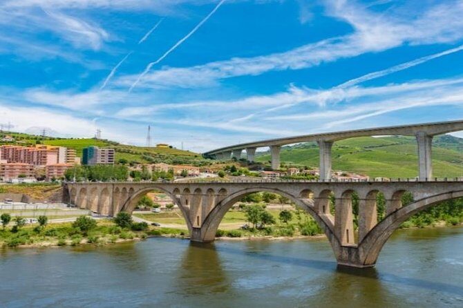 Boat Trip to Régua Through the Douro Valley with Breakfast and Lunch - Crossing the Dams: Crestuma-Lever and Carrapatelo