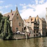 Bruges: Walking Tour, praline, Canal Cruise, and Burger Meal - The Itinerary in Detail