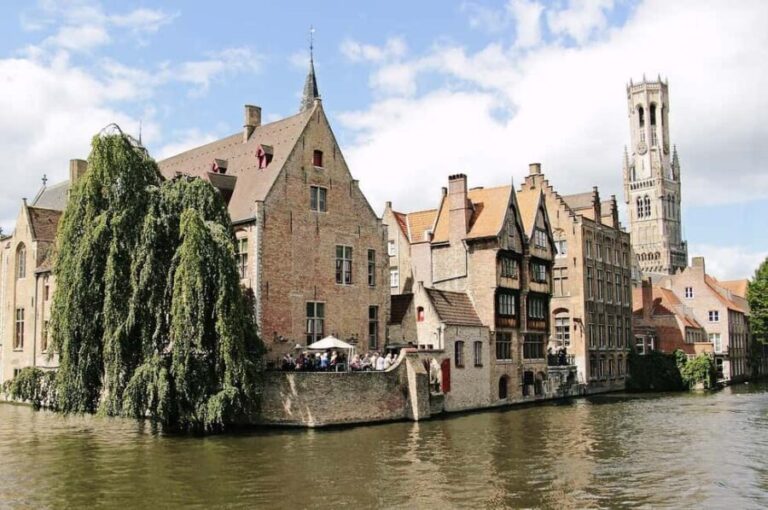 Bruges: Walking Tour, praline, Canal Cruise, and Burger Meal - The Itinerary in Detail