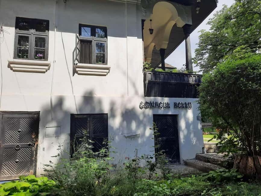 Bucharest: Guided Tour to Bellu Manor & Zamfira Monastery - Transport & Group Size