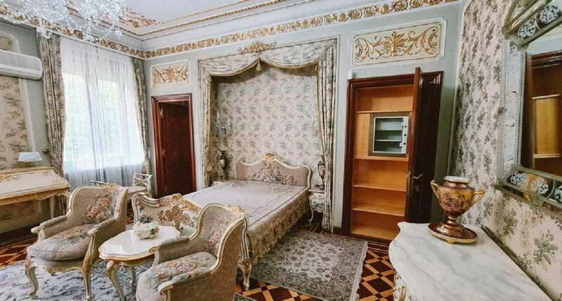 Bucharest : Parliament, Ceauescu Mansion & Village Museum - Practicalities and Tips