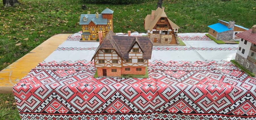 Bucharest short tour Hop-on hop-off format live tourguide - The Quality of the Guide and Group Size