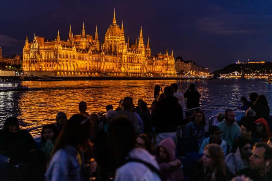 Budapest: 1-Hour Evening Sightseeing Cruise with Drink - Starting Point and Accessibility