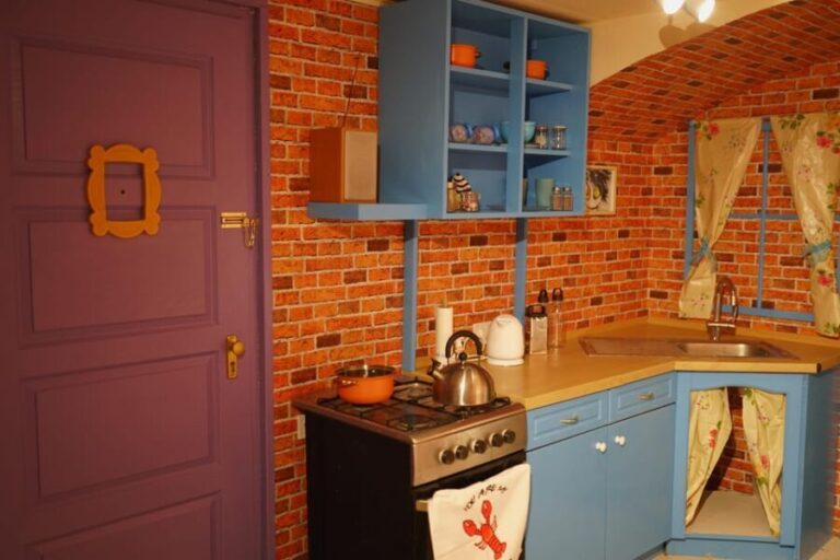 Budapest: 90s Sitcom Escape Room Adventure with Drinks - What to Expect During Your Visit