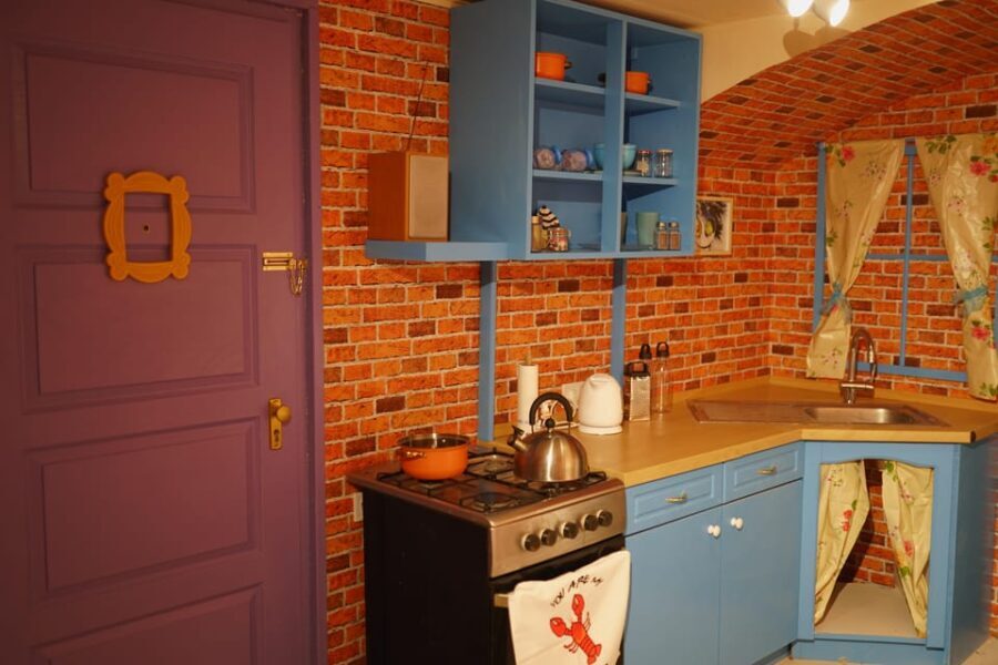 Budapest: 90s Sitcom Escape Room Adventure with Drinks - What to Expect During Your Visit