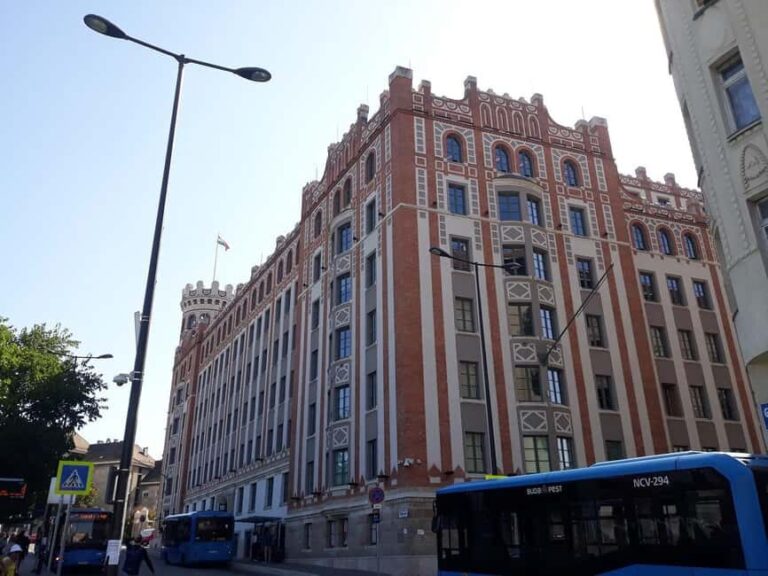 Budapest At Dawn: Scenic Walking Tour & Music Performance - How It Compares with Similar Experiences