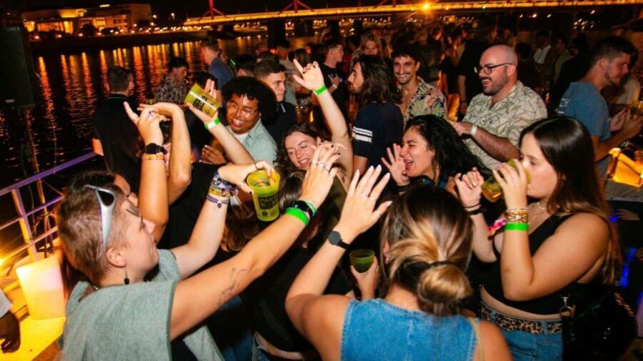 Budapest: Danube Beat Party Cruise with DJ & Drink Packages - Drinks & Packages