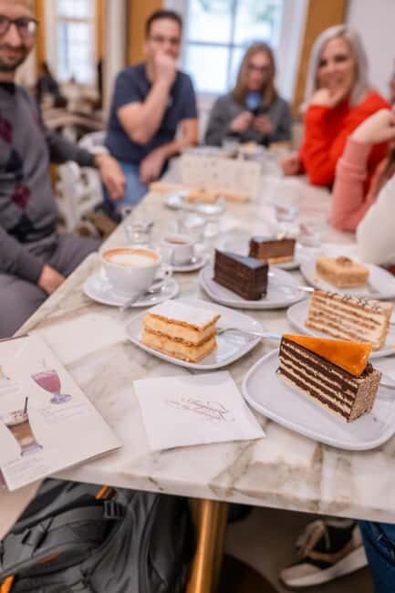 Budapest: Eat the Street, food tour with wine, 16+ tasting - Visiting the market hall