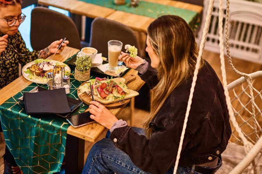 Budapest: Eggscuse Me? Brunch & Bistro's Bottomless Offer - Who Is This Experience Best For?