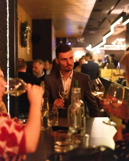 Budapest: Exclusive Wine Tasting with Tapas at DiVino Bar - What to Expect: The Overview and Atmosphere