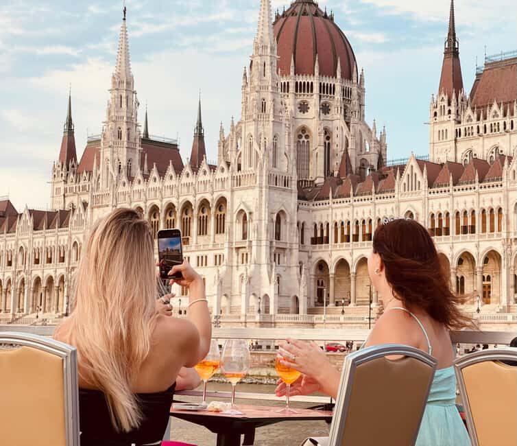 Budapest: GLOW Sightseeing Cruise with Welcome Drink - Key Points