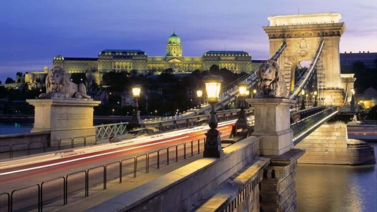Budapest Night Tour in Spanish and Danube Boat Ride (optional) - The Sum Up