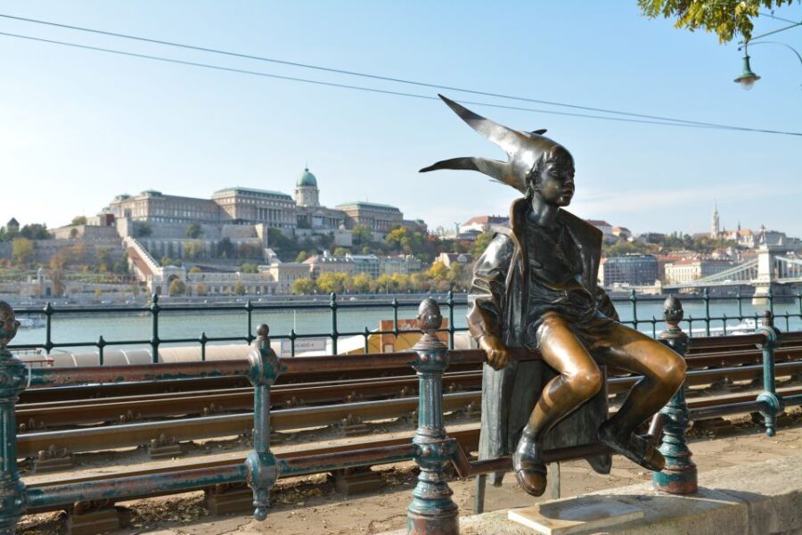 Budapest: Night Walking Tour with Danube River Cruise - Details that Make the Tour Stand Out