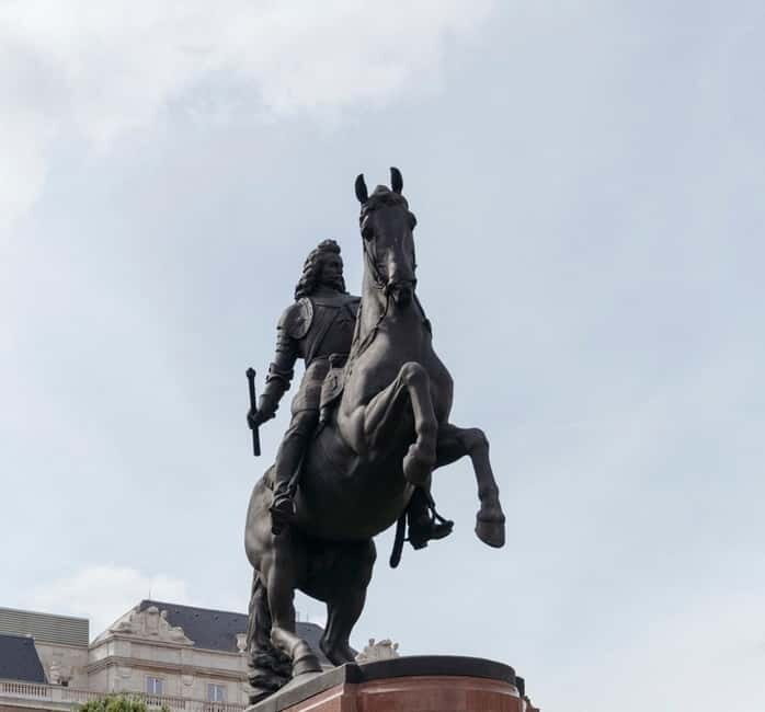 Budapest: Parliament & Its Surroundings Tour with Folk Music - Is It Worth the Cost?