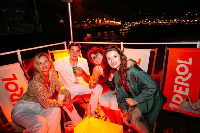 Budapest: Sightseeing River Cruise with Unlimited Cocktails - The Experience in Detail