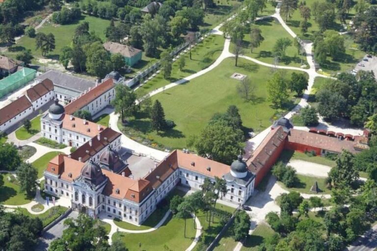 Budapest: Sisi Palace Tour with Hungarian Horse Show & Lunch - Lázár Park and the Horse Show