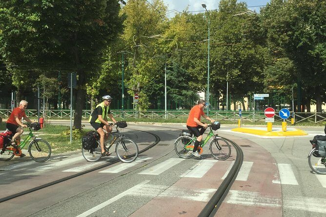 By bike on the Liberty Bridge - What’s included and what to expect