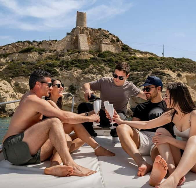 Cagliari la dolce vita escursione in catamarano - A Comfortable and Well-Equipped Catamaran