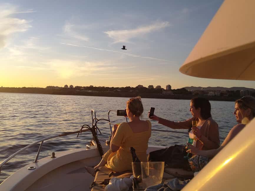 Cascais: Bay Boat Tour with Welcome Drinks and Swimming - Who Should Book This Tour?
