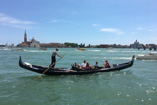 Charming Gondola Ride on the Grand Canal & Gondola Gallery - Who Should Consider This Tour?