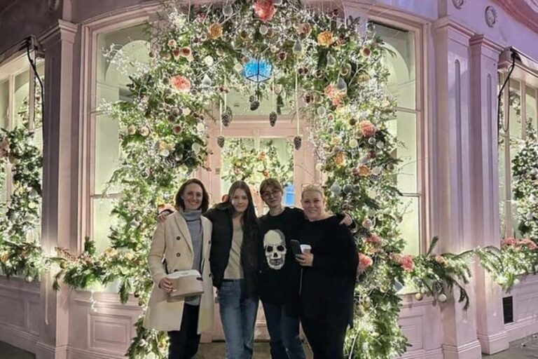 Christmas Lights Taxi Tour with Hotel Pickup - Who Should Consider This Tour?