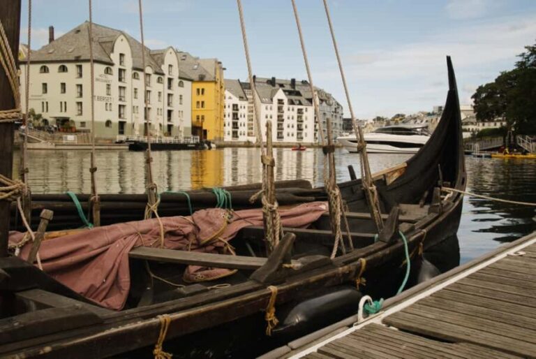 City walk in Ålesund: Art Nouveau, sea views & insider tips - Discovering Ålesund’s Architecture and History
