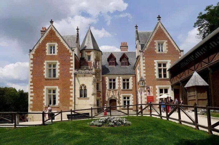 Clos Lucé: Da Vinci's Castle Private Guided Tour with Ticket - Who Should Consider This Tour?
