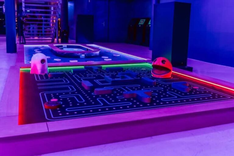 Cologne: Adventure Minigolf Interactive tour through movie sets! - The Experience: Why It Works