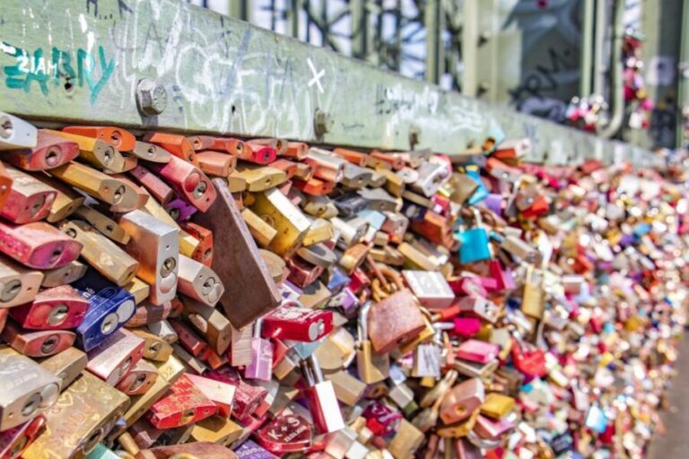 Cologne: Express Walk with a Local in 60 minutes - A Closer Look at the Itinerary