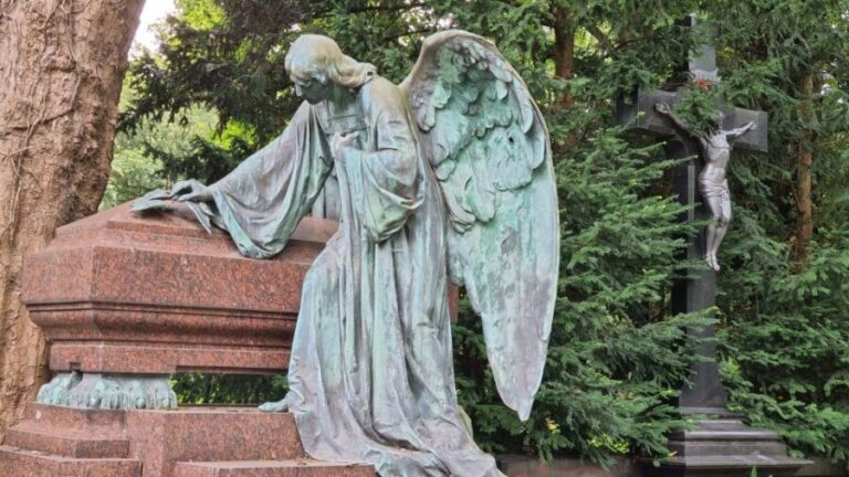 Cologne: Melaten Cemetery Celebrities and Curiosities - Who Is This Tour Best Suited For?