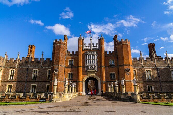 Dark History of the Tudors: Private Tour of Hampton Court Palace - A Complete Breakdown of the Itinerary
