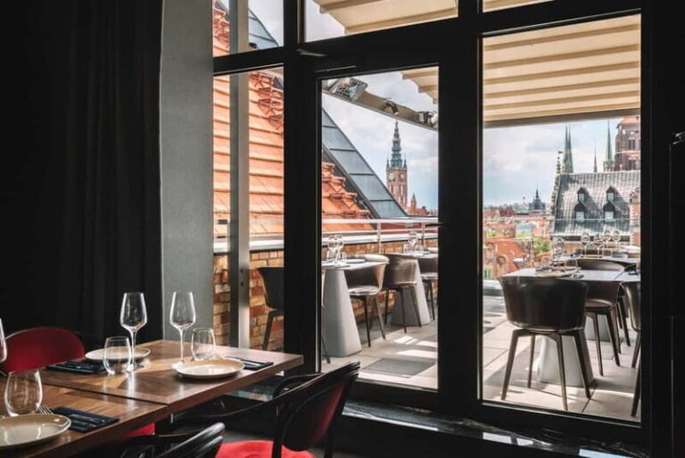 Dinner with a View  7th Floor, Gdask Old Town - Who Should Consider This Experience?