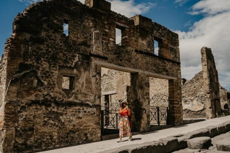 Discover Pompeii: Spanish Walking Tour of the Buried City - Key Points