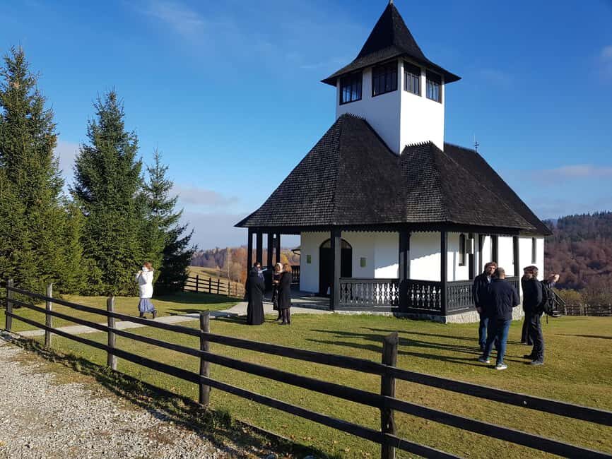 Discover Transylvania: Bran Castle & BV Day Trip from Sibiu - Touring Bran Castle