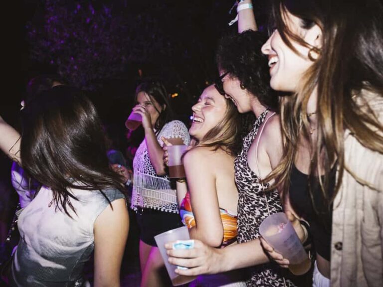 Dresden: Bachelorette Bar & Club Tour  Champagne, Shots & Party - The Honest Pros and Cons