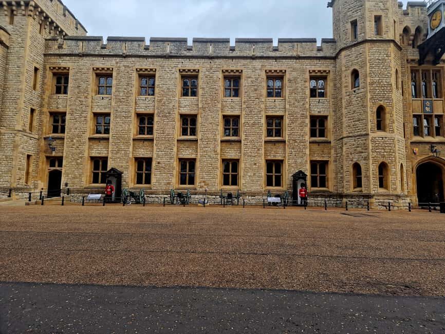 Easy Access Tower of London Royal Secrets & Scandals Tour - Accessibility and Practical Tips