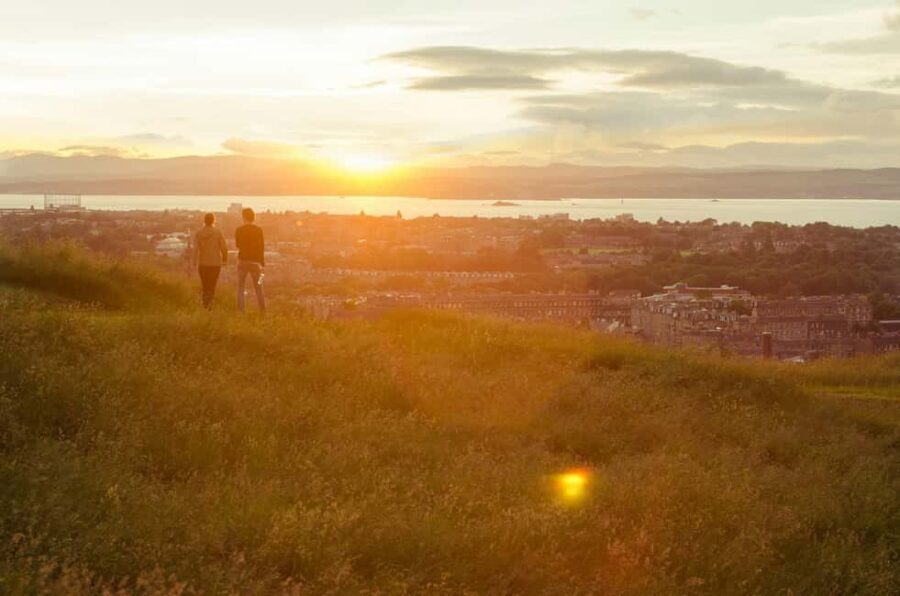 Edinburgh: Arthur's Seat Sunrise Hike with Mountain Guide - The Guide and Atmosphere
